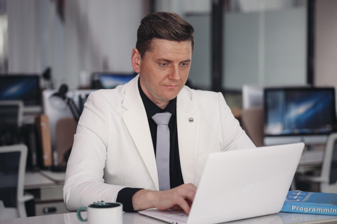 Founder of the Global AI Hub: Friedrich Kohlmann’s Zurich-Singapore Dual Lab Strategy